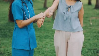 İki kadın doktor bir hastayla el sıkışıyor..