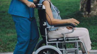 Tekerlekli sandalyedeki kadın kocasıyla