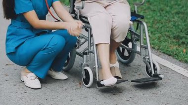 Tekerlekli sandalyeli kadın ve hastanedeki arkadaşı.