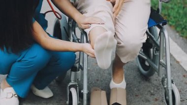 Tekerlekli sandalyede Bayan hasta