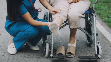 Tekerlekli sandalyeli Asyalı kadın