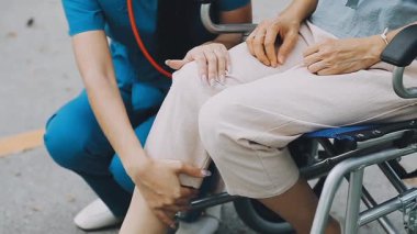 Engelli bir kadın, engelli bir kadına yardım ediyor.