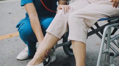 Sokakta tekerlekli sandalyesi olan genç bir kadın.