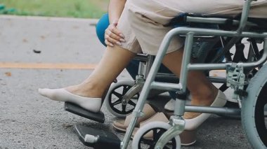 Tekerlekli sandalyedeki kadın.