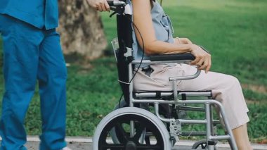 Parktaki tekerlekli sandalyedeki kadın.