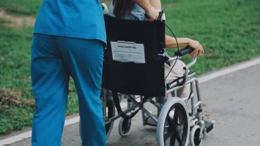 Tekerlekli sandalyede bebeği olan genç bir anne.