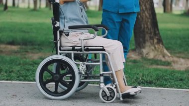 Engelli bir kadın tekerlekli sandalyede yürüyor..