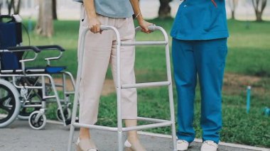 Asyalı kadın doktor hastayı hastanede tutuyor..