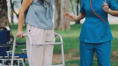 Genç Asyalı kadın ve hemşiresi hastanede, orijinal fotoset.