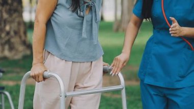 Hemşire ve genç hasta hastanede..