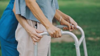 Yaşlı kadın eski koltuk değnekleriyle.