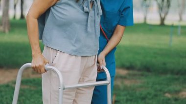 Tekerlekli sandalyedeki Asyalı kadın