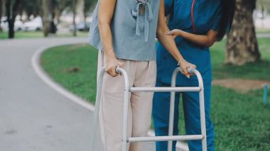 Genç bayan hasta hastanedeki hemşireye doğru yürüyor.