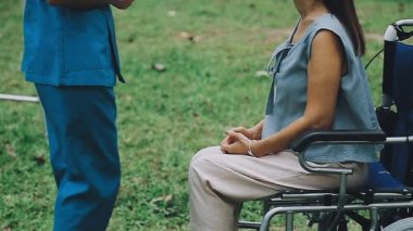 tekerlekli sandalyeye mahkum parkta genç kadın