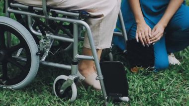 Tekerlekli sandalyedeki engelli kadın..