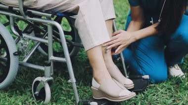 Kız parkta yürüyor.