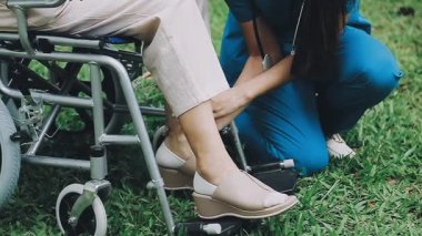 Tekerlekli sandalye Engelli kız.