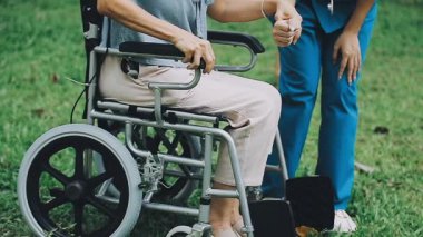 Tekerlekli sandalyedeki genç kadın ve doktor