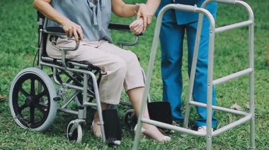 Koltuk değnekli engelli kadın.