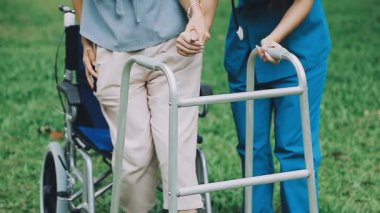 Kadın hemşiresiyle yürüyor.