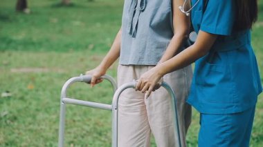 Parkta bir doktorla birlikte bir kadın..