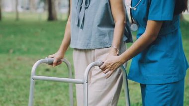 Asyalı hemşire ve hasta bahçede.