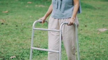 Bahçede yürüyen bir kadın.