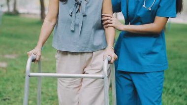 Hemşiresiyle birlikte Asyalı kadın.