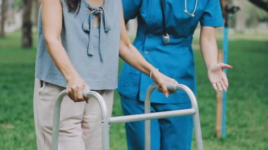 Kadın doktor yürüteç tutuyor.