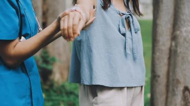 Doktor ve hemşire hastaları kontrol ediyor.