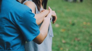 Genç kadın ve erkek el ele tutuşuyorlar.