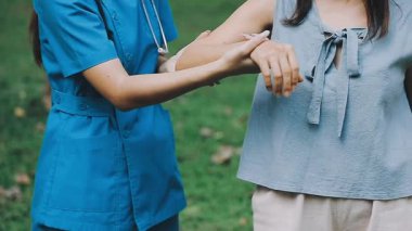 Doktor hastaya yardım ediyor.