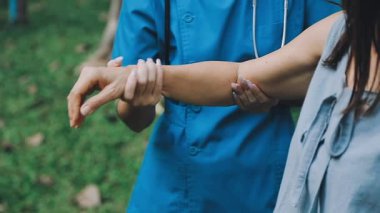 Genç Asyalı kadın ve erkek doğada yürüyor.