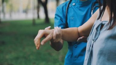 Parktaki Genç Kadın