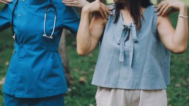 Parkta steteskoplu genç bayan doktor.