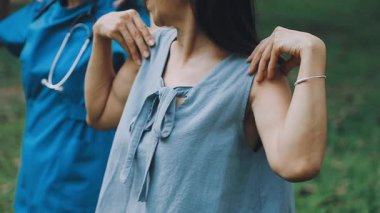 Parkta sırt çantalı genç bir kız.