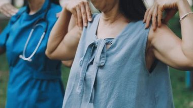 Steteskoplu ve eli ormanın arka planında olan bir kadın. Tıp, sağlık ve sağlık kavramı.