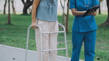 Tekerlekli sandalyedeki genç kadın doktoruyla