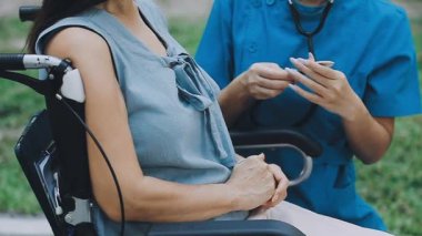 Hastanedeki hastayla tekerlekli sandalyedeki doktor.