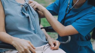 Hasta muayene eden kadın doktoru kapatın.