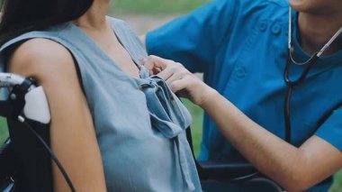 Hastanedeki hastası olan bir kadın. Steteskoplu bir doktor.