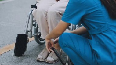 Hastanedeki tekerlekli sandalyeli kadın.