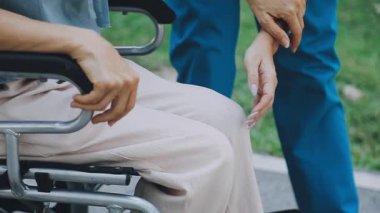 Elleri tekerlekli sandalyeli engelli bir kadın..