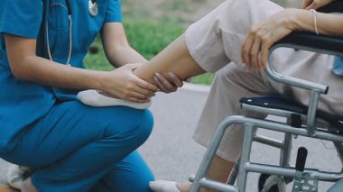 Hastanede tekerlekli sandalyeli bir hemşire.