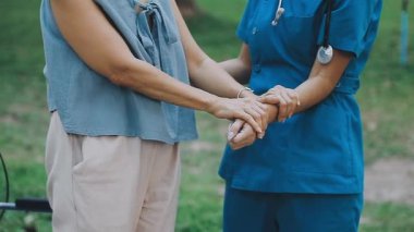 Steteskoplu doktor elleri ve hastanedeki kadın hastaların yakın çekimi.