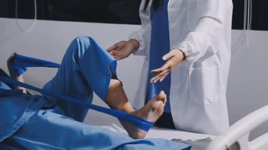 Hastane koğuşunda yatan beyaz üniformalı kadın doktoru yakından çek..