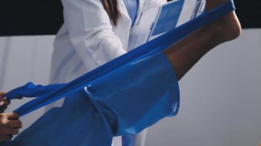 Mavi kurdeleli kadın ve yay