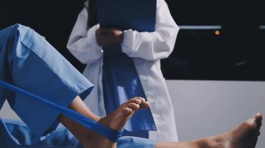 Mavi ceketli, beyaz eldivenli, elinde steteskop tutan bir kadın doktorun fotoğrafını çek..