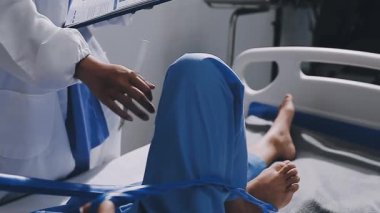 Hastanenin koğuşundaki hasta.