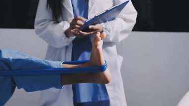 Hastanedeki steteskop ve tablet bilgisayarlı Asyalı doktor kadın, tıbbi sağlık konsepti.